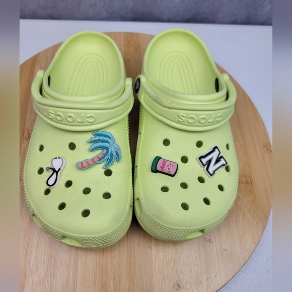 CROCS CLASSIC NEON GREEN WOMEN'S FLAT CLOG SIZE 6 - Picture 3 of 11